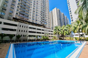 [Spacious with Balcony] Freehold Apartment [5 mins to LRT Alam Sutera]