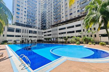[Spacious with Balcony] Freehold Apartment [5 mins to LRT Alam Sutera]