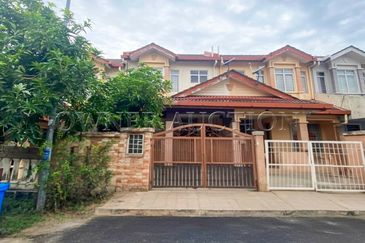 [Surrounded by matured residential area] 2 Storey Terrace House [Short distance to Sultan Abdul Aziz Shah Airport]