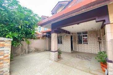 [Surrounded by matured residential area] 2 Storey Terrace House [Short distance to Sultan Abdul Aziz Shah Airport]
