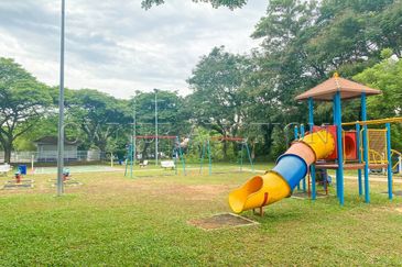 [Surrounded by matured residential area] 2 Storey Terrace House [Short distance to Sultan Abdul Aziz Shah Airport]