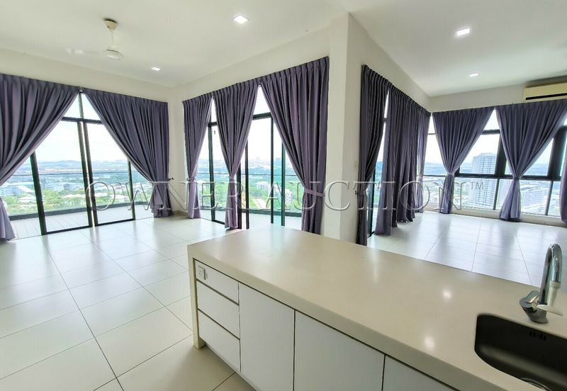 [Penthouse unit; Balcony with city view] Condominium [4 min to DPULZE Shopping Centre, Tamarind Square & MMU]