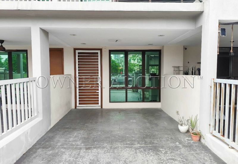 [Facing open and renovated unit at lower floor] Town House (Lower Unit) [5 min to Lotus Bangi; Close to AEON Nilai]