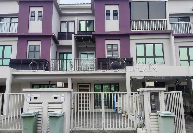 [Facing open and renovated unit at lower floor] Town House (Lower Unit) [5 min to Lotus Bangi; Close to AEON Nilai]