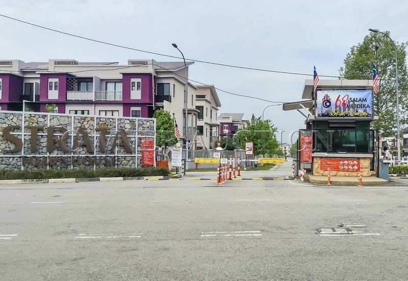 [Facing open and renovated unit at lower floor] Town House (Lower Unit) [5 min to Lotus Bangi; Close to AEON Nilai]