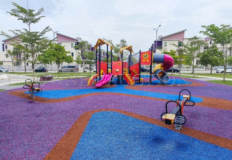 [Facing open and renovated unit at lower floor] Town House (Lower Unit) [5 min to Lotus Bangi; Close to AEON Nilai]