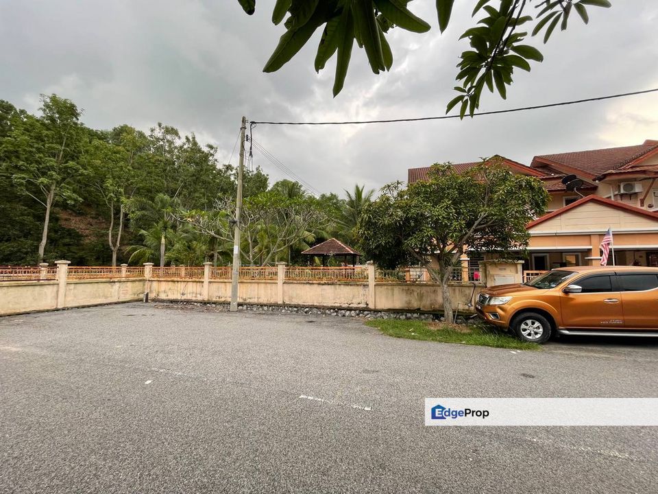 Corner Lot With Big Extra Land Double Storey Az-Zaharah Puncak Alam ...