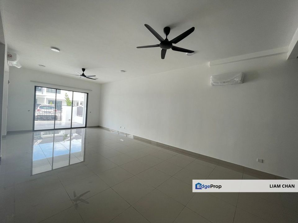 [PARTLY FURNISHED] SEJATI LAKESIDE 22'x70' TERRACE 4R4B, Partly Furnished in Kit Cabinet, A/C, etc... in Cyberjaya Sejati Lakeside, Selangor, Cyberjaya