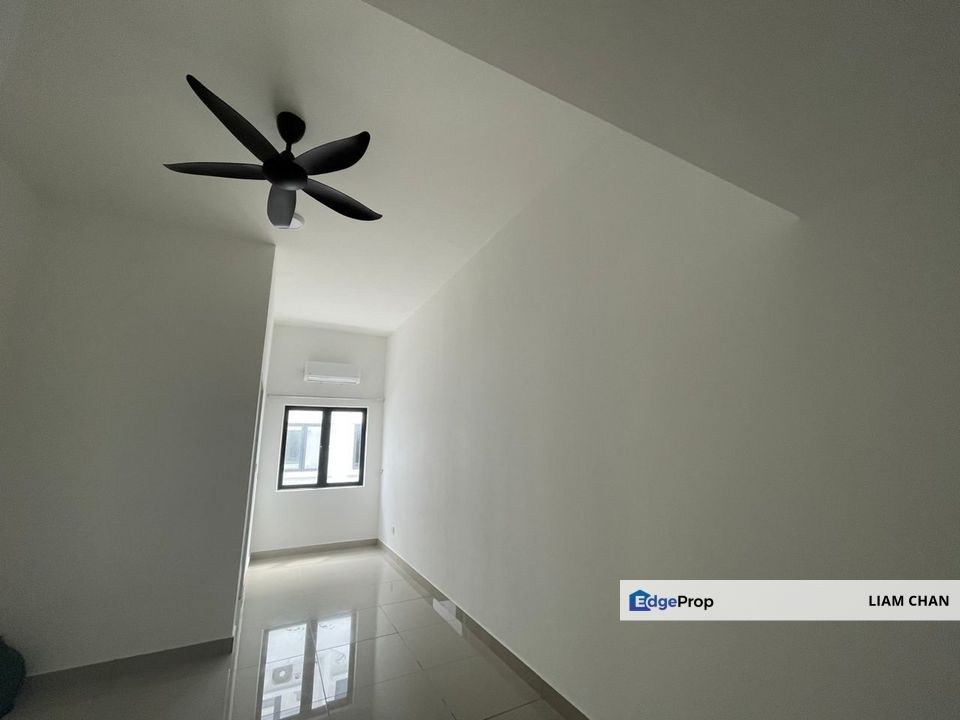 [PARTLY FURNISHED] SEJATI LAKESIDE 22'x70' TERRACE 4R4B, Partly Furnished in Kit Cabinet, A/C, etc... in Cyberjaya Sejati Lakeside, Selangor, Cyberjaya