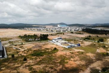 26.5 Acres Industrial & Industrial Zoning Land @ Tanjong Malim for SALE