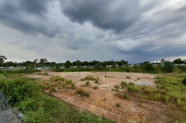 Agriculture Vacant Land For Rent, Located beside Dengkil Bypass / McDonald / Shell Station