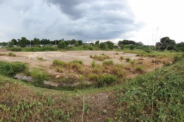 Agriculture Vacant Land For Rent, Located beside Dengkil Bypass / McDonald / Shell Station