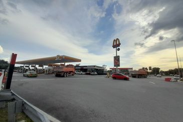 Agriculture Vacant Land For Rent, Located beside Dengkil Bypass / McDonald / Shell Station