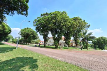 Prime Bungalow Flat Land For Sale