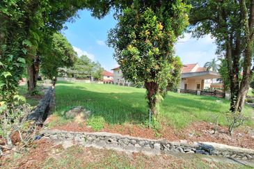 Prime Bungalow Flat Land For Sale