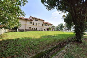 Prime Bungalow Flat Land For Sale
