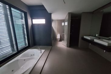 Lake View, Low Density, Green Environment, 4 sty House with Roof Top