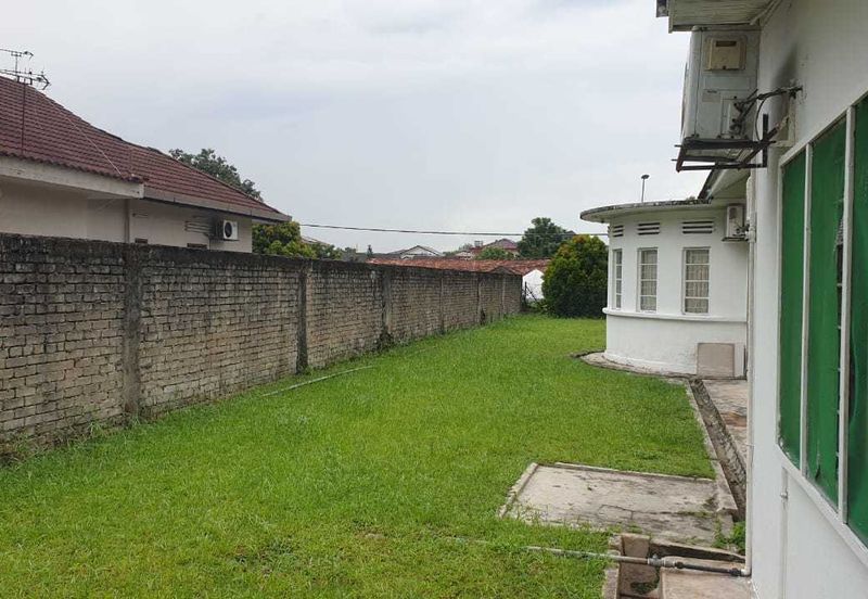 PJS 9 Spacious Bungalow suitable for commercial