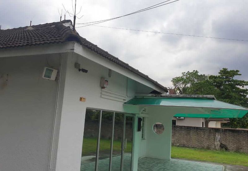 PJS 9 Spacious Bungalow suitable for commercial