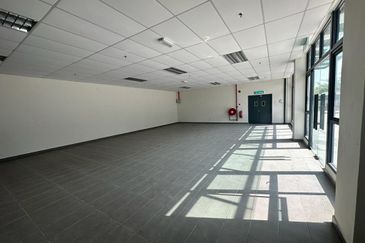 Stand alone factory warehouse with big land