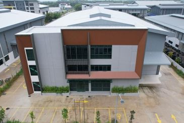 Stand alone factory warehouse with big land