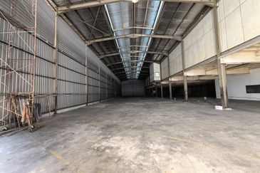 Cheras Sg Long Warehouse beside highway