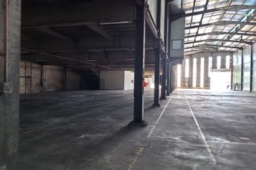 Cheras Sg Long Warehouse beside highway