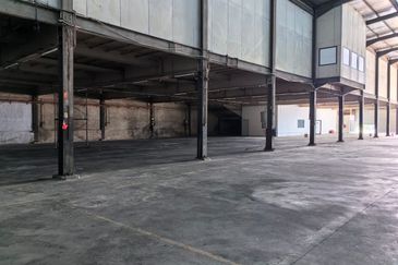 Cheras Sg Long Warehouse beside highway