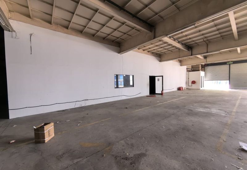 Cheras Sg Long Warehouse beside highway