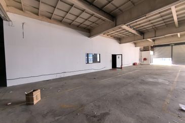 Cheras Sg Long Warehouse beside highway