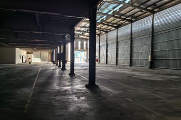 Cheras Sg Long Warehouse beside highway