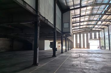 Cheras Sg Long Warehouse beside highway