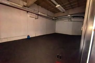 Cheras Sg Long Warehouse beside highway