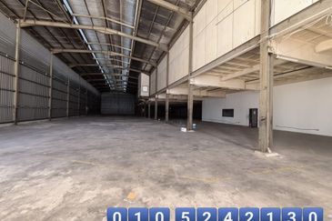 Cheras Sg Long Warehouse beside highway