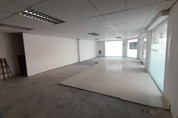 Seremban 4 storey corner commercial lot to let