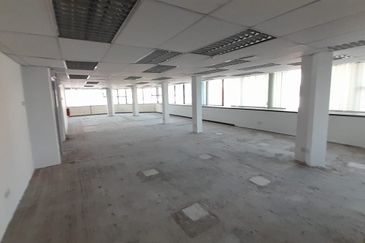 Seremban 4 storey corner commercial lot to let