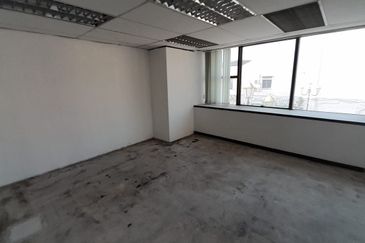 Seremban 4 storey corner commercial lot to let