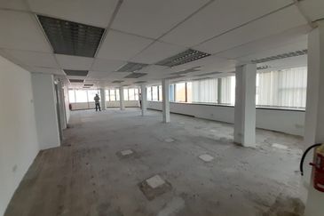 Seremban 4 storey corner commercial lot to let