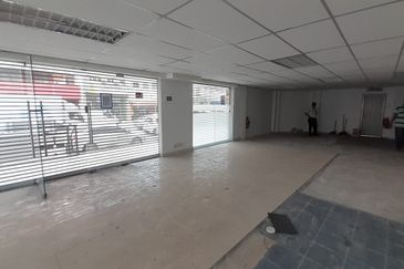 Seremban 4 storey corner commercial lot to let