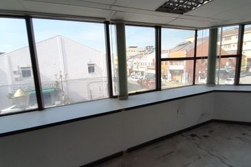 Seremban 4 storey corner commercial lot to let