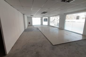 Seremban 4 storey corner commercial lot to let