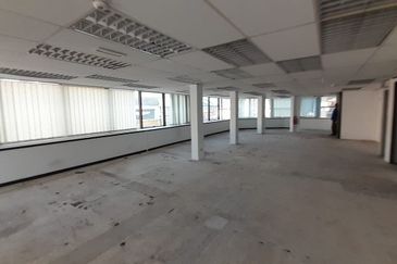 Seremban 4 storey corner commercial lot to let