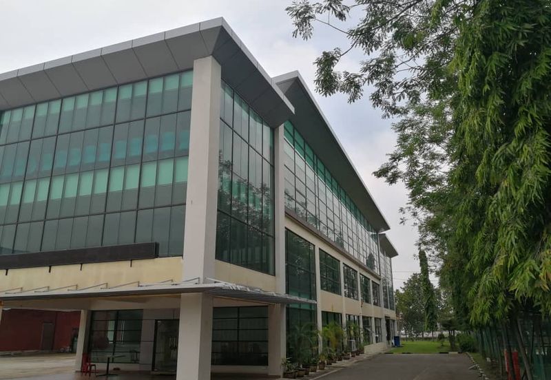 Spacious warehouse at Senawang facing main road