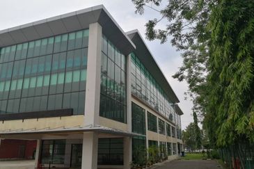 Spacious warehouse at Senawang facing main road
