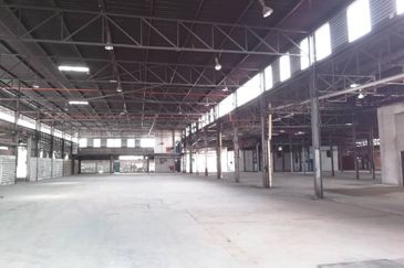 Spacious warehouse at Senawang facing main road