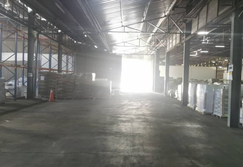 Spacious warehouse at Senawang facing main road