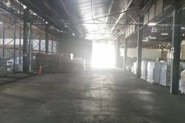 Spacious warehouse at Senawang facing main road