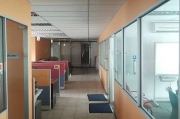 Spacious warehouse at Senawang facing main road