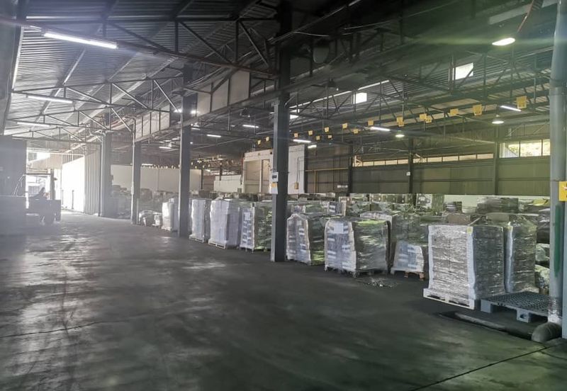 Spacious warehouse at Senawang facing main road