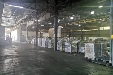 Spacious warehouse at Senawang facing main road